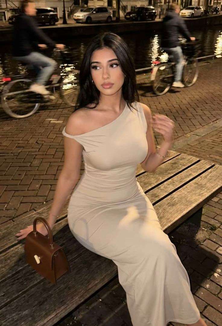 Online girls booking room – lounge-inspired indoor portrait (preview) – Pakistan – photo 2 of 15