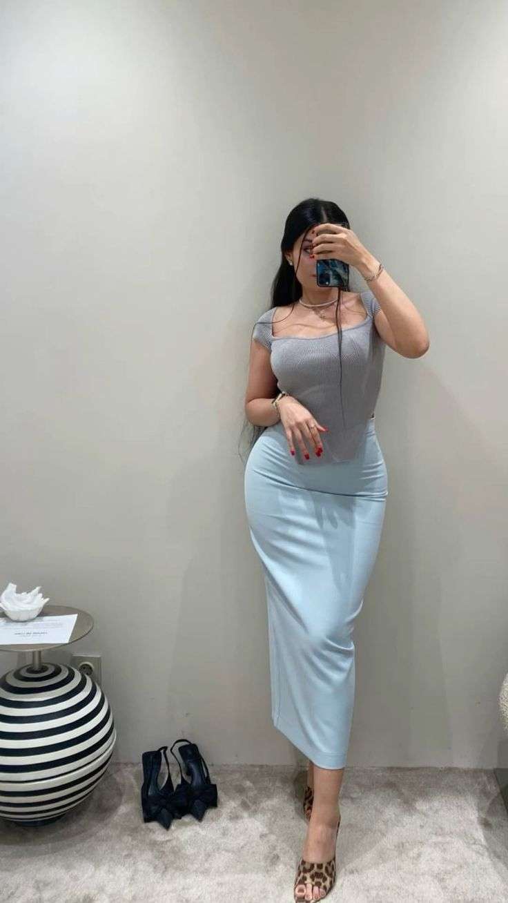 Girl booking hotel – lounge-inspired indoor portrait (preview) – Pakistan – photo 1 of 15