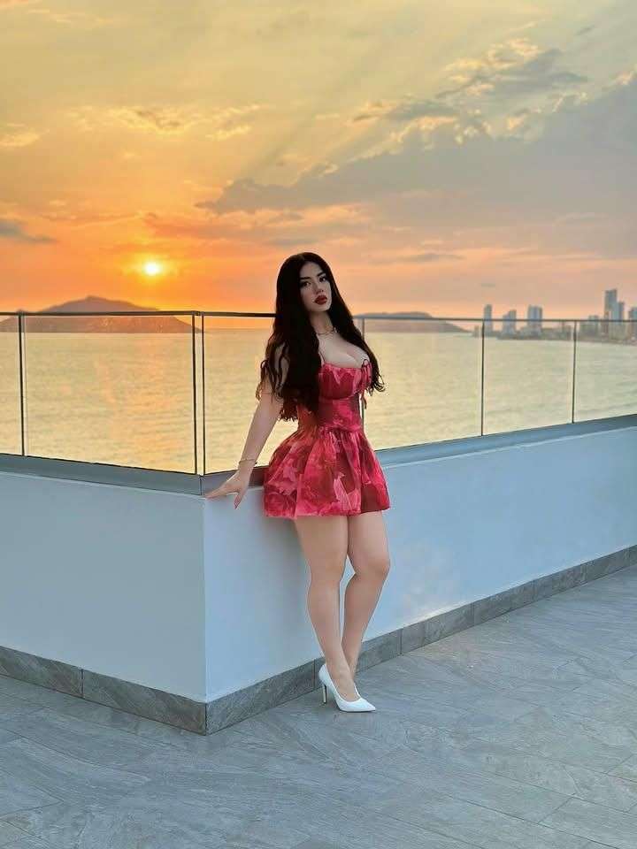 Best girls for night – modern portrait framing for mobile viewing – Pakistan – photo 2 of 15