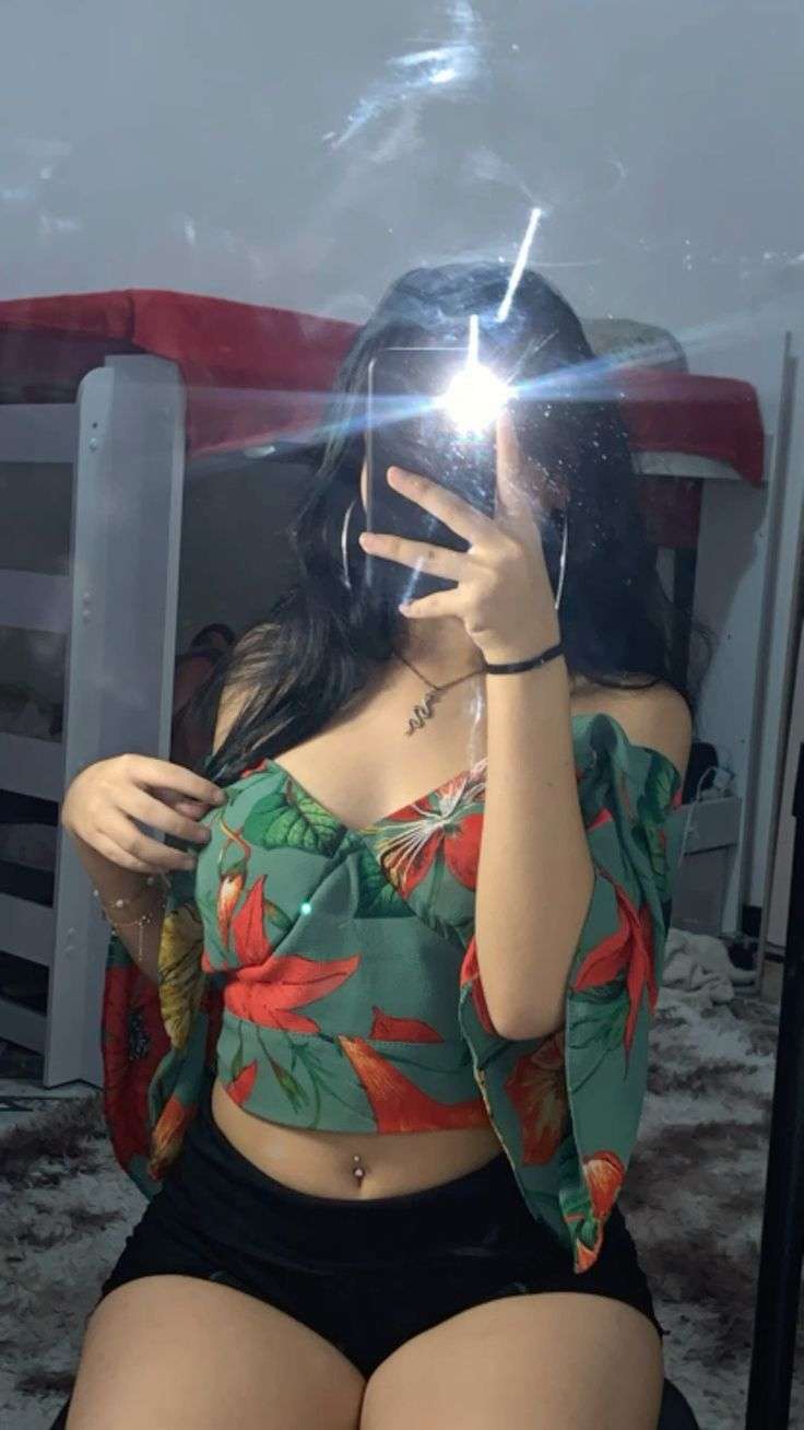 Book girl for night – editorial portrait crop with clear subject focus – Pakistan – photo 1 of 15