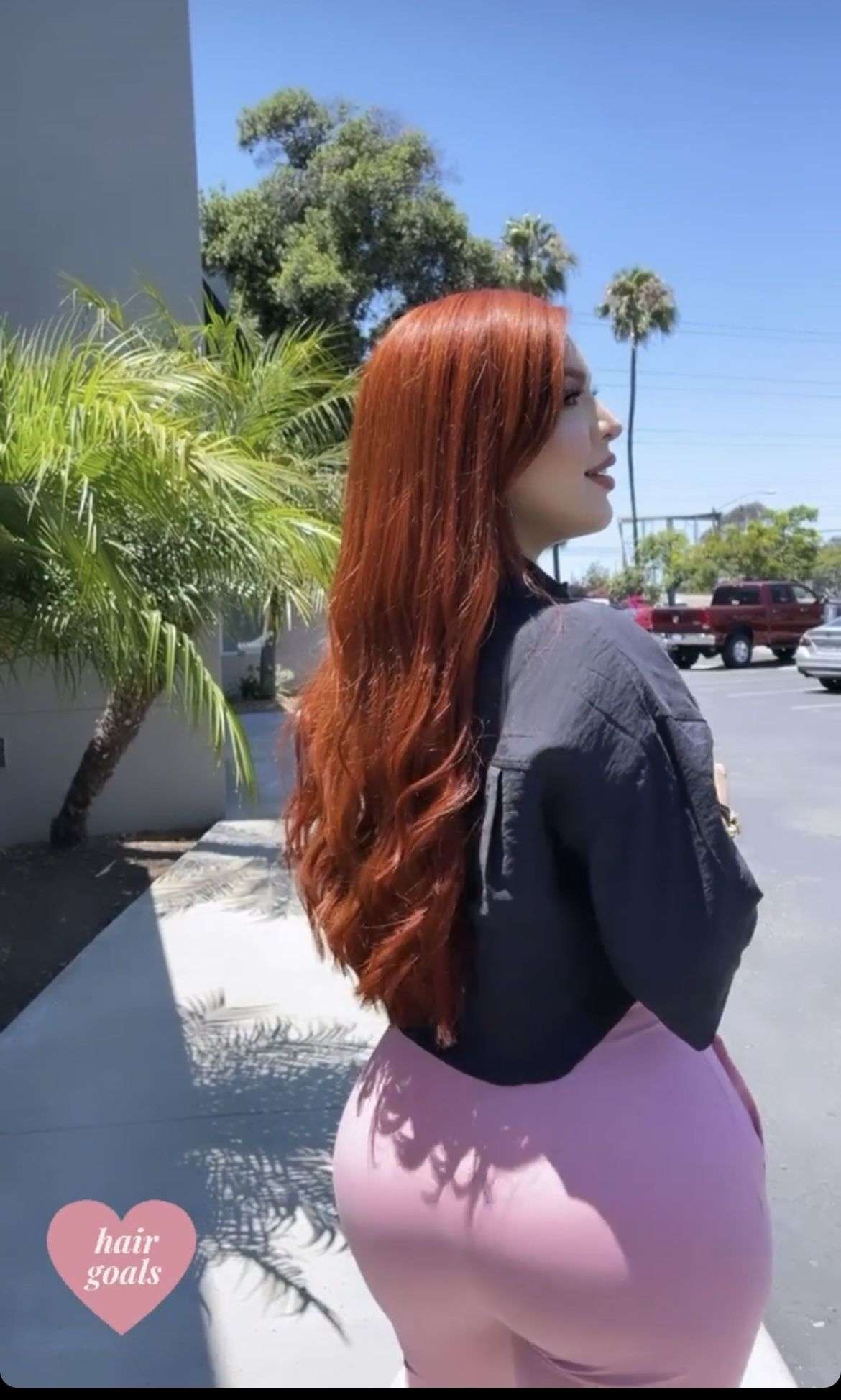 Book girls in hotel – casual indoor portrait with natural expression – Pakistan – photo 2 of 15