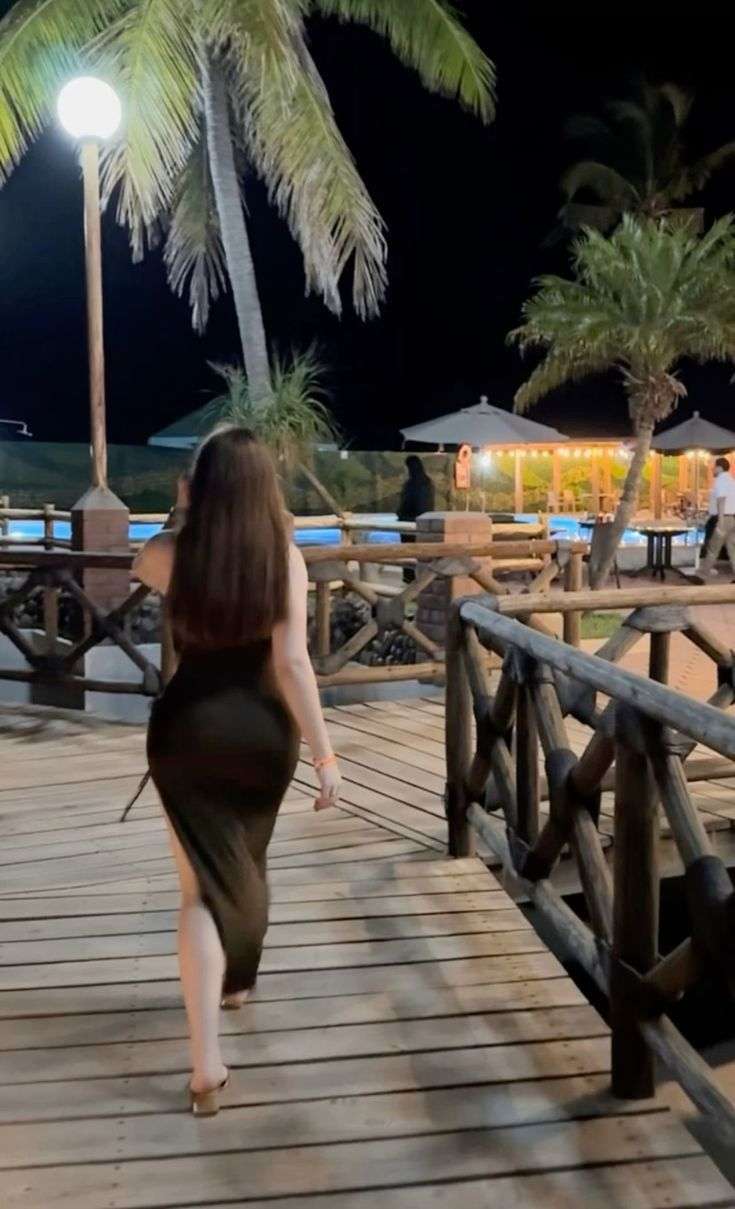 Girls for night – suite-style portrait with soft shadows – Pakistan – photo 2 of 15