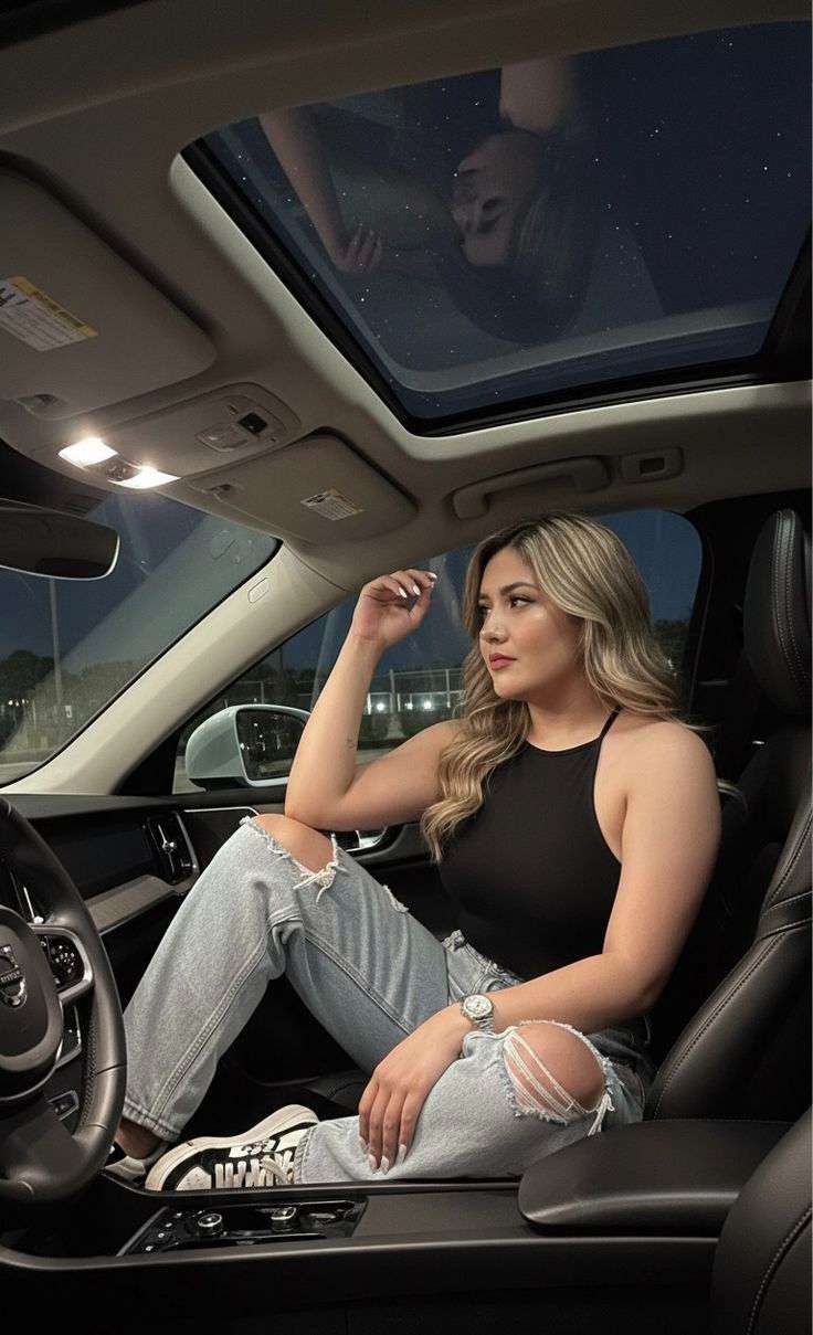 Book girls for night – editorial portrait crop with clear subject focus – Pakistan – photo 2 of 15