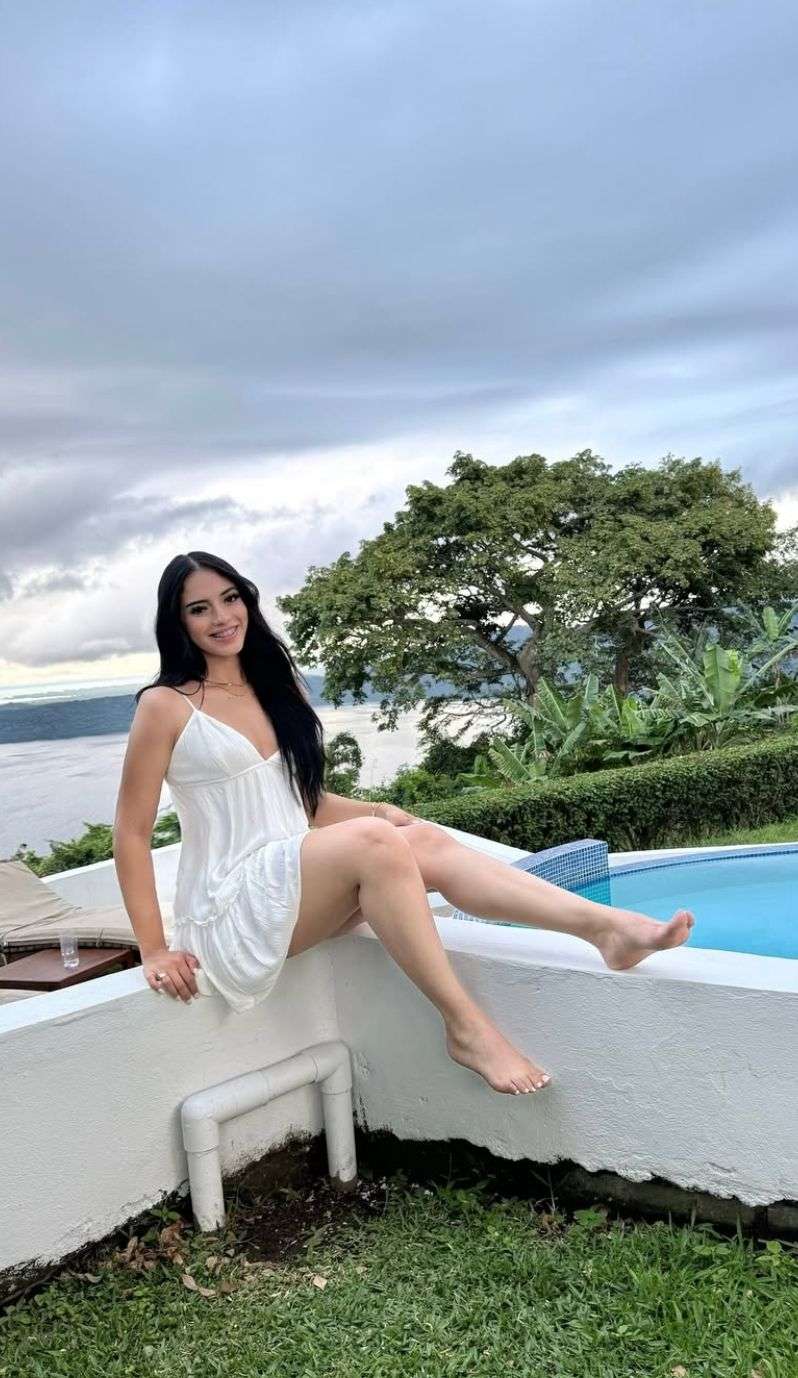 Book Girl for Night in Pakistan – minimal backdrop preview for fast scanning – Pakistan (Lahore, Islamabad, Karachi & more) – photo 1 of 15