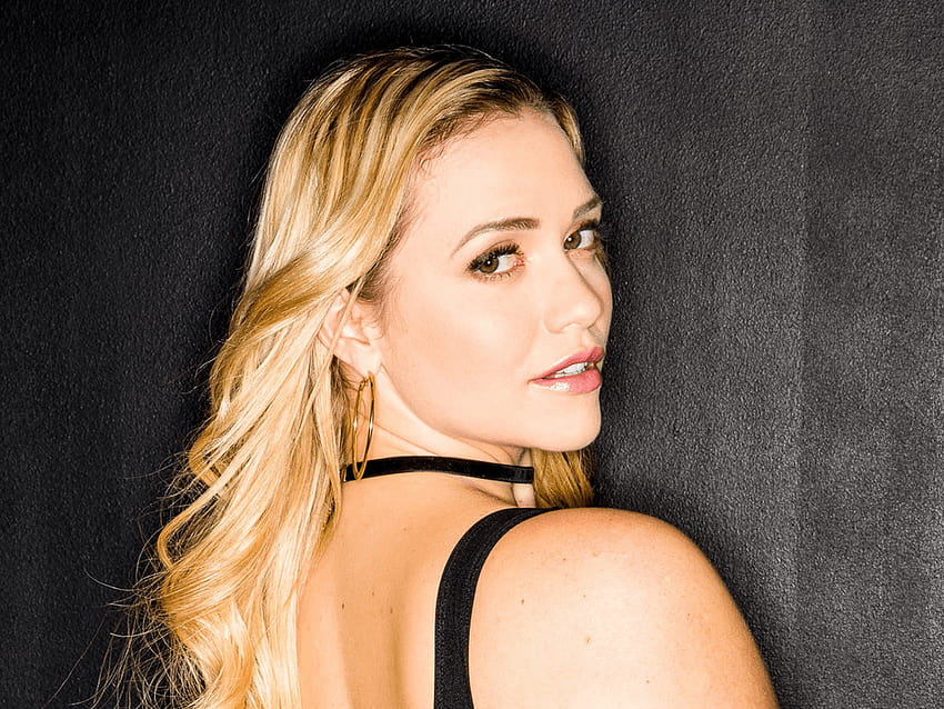 Best girls for night – relaxed indoor pose for a calm first impression – Pakistan – photo 2 of 15